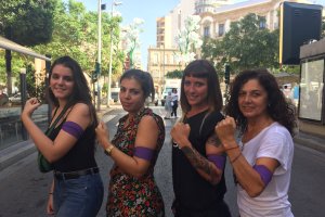 En la imagen, Marina, Verónica, Ana y Gloria, cuatro integrantes del colectivo Objetivo Feminismo.