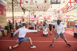 El Club de Esgrima de Almería acercó este deporte a los más feriantes.
