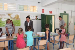 El delegado en su visita al colegio San Valentín.