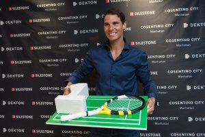 Rafa Nadal en su visita a las instalaciones de Cosentino.