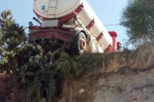La parte trasera del camión quedó completamente al aire. Foto cortesía de Bomberos del Levante