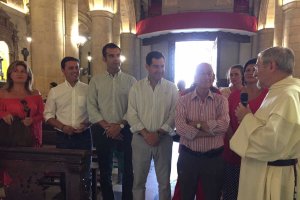 Juanma Moreno en su visita al Santuario de la patrona de la ciudad.