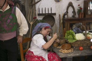 El mandil y el pañuelo son complementos importantes en el traje de refajona.