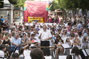 El director, José Solá Palmer, durante la actuación en el Paseo de la capital.