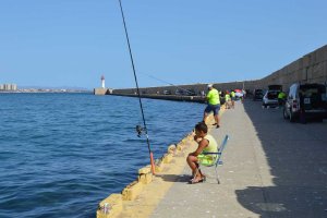 Los jóvenes pescadores en el camino del Faro.