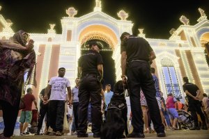Dos agentes con el perro "Thor" especializado en detección de explosivos, en la entrada del recinto ferial.