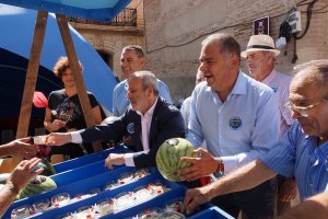 Reparto de hortalizas para pedir más agua para el campo