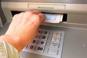 La persona fue detenida por, presuntamente, sacar dinero del cajero con una tarjeta ajena.