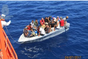 Una patera con inmigrantes de origen magrebí rescatados por una patrullera de Salvamento Marítimo.