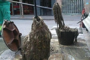 Marañas de toallitas acumuladas en el alcantarillado, en una imagen de archivo.