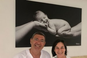 Teresa Sánchez, la matrona doctorada, junto al jefe de la Unidad, el doctor Longinos Aceituno.