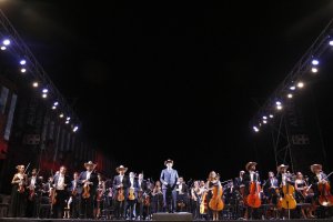 Michael Thomas y los 74 músicos, con sombrero de vaquero.