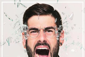 Melendi llega con su gira Quítate las gafas con la que ha agotado entradas en Madrid, Barcelona, Valencia y Bilbao.