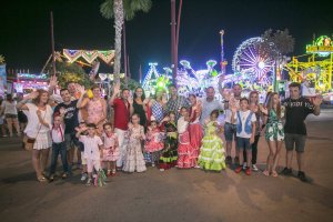 Miles de almerienses se despidieron de la Feria en el Recinto Ferial de la Vega de Acá después de nueve noches llenas de luces, música e ilusión.
