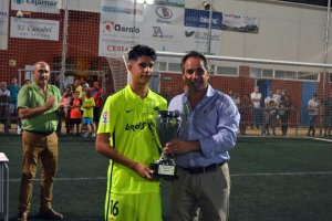Juanjo Segura entregando la copa al capitán del Almería.