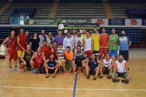 Los ganadores posan tras la batalla.