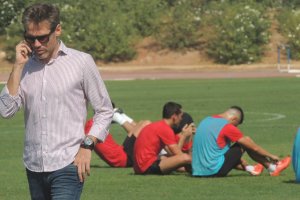 Corona espera cerrar pronto la plantilla.