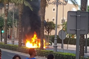Imagen del vehículo ardiendo en la Avenida Carlos III.