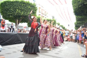 El grupo de Coros y Danzas La Traiña durante su actuación en el tramo tradicional la mañana del sábado.