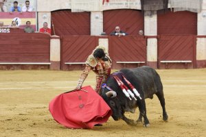 Curro Díaz dando un derechazo al primero de la tarde.