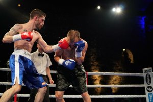 Rayito sometiendo a su rival.