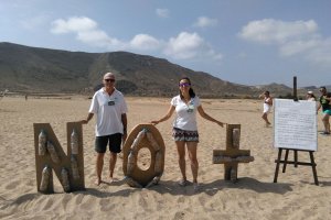 El montaje  Las colillas no se esfuman, realizado en El Playazo por Inmaculada Jiménez y Jaime Chávarri.