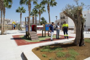 Visita del alcalde y el concejal a la renovada Plaza Alborán.