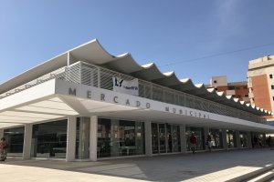 Exterior del Mercado Municipal de Roquetas de Mar.