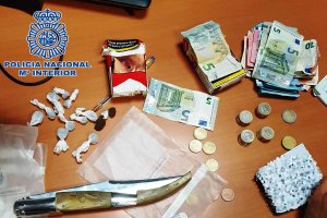 Objetos incautados a los dos detenidos en el recinto ferial.