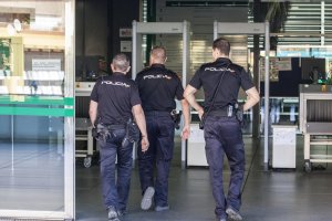 Agentes de Policía Nacional entrando en la Ciudad de la Justicia.