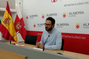Cristóbal Díaz, concejal socialista, durante la rueda de prensa.