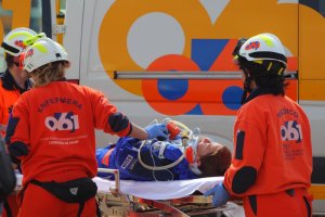 Efectivos del 061 atienden a un paciente en un operativo de emergencias.