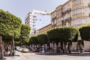 Una de las medianeras rehabilitadas en el Paseo de Almería.
