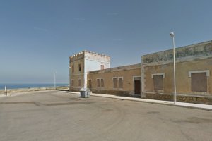 El antiguo cuartel se encuentra detrás del Castillo de Guardias Viejas, punto de gran actividad cultural.