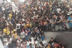 Multitud de personas esperando en la hamburguesería por hacerse con uno de los menús.