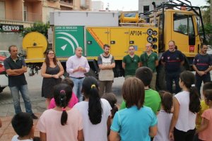 Niños de Turre escuchan los consejos antes de participar en la gymkana.