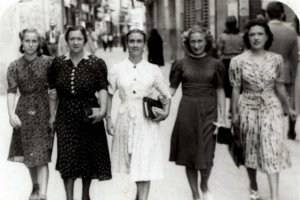 La poeta y maestra, vestida de blanco, en el centro, junto a unas amigas.