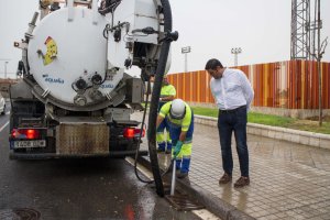 Limpieza de imbornales para prevenir inundaciones