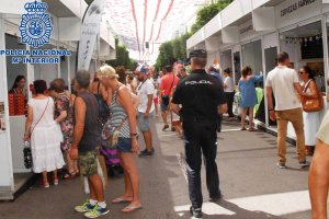 Un agente durante la reciente Feria de Almería 2017.