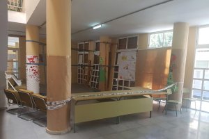 El CEIP Inés Relaño se sitúa en la calle General Luque, en el barrio de Pescadería.