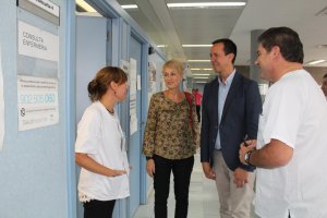 El delegado visita el centro de salud de Nueva Andalucía.