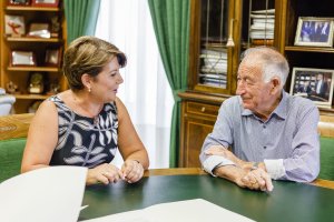 Lourdes Ramos y Grabriel Amat,  en la Diputación, tras la firma del convenio.