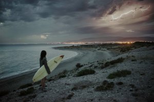 Rayos sobre la capital en un día aún cálido. Foto: Michael Pieter