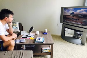 Rafa Berjano, en su apartamento de Houston, viendo por televisión las noticias sobre la tormenta tropical "Harvey".
