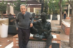 Juan Carrión junto a la estatua de John Lennon en la Plaza Flores de Almería.