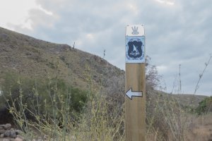 Señal que indica el lugar por donde discurre uno de los senderos.
