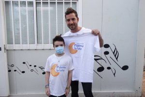 David Bisbal y Kevin posan juntos con una camiseta de la Asociación "Pídeme la Luna" de Jaén. Foto: Asoc. Pídeme la Luna.