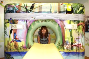 Rocío Gómez en la sala de TAC del Hospital La Fe de Valencia, que ha decorado.