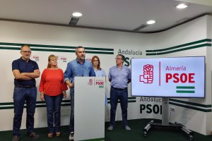 El portavoz socialista en la Diputación, en la rueda de prensa de ayer.