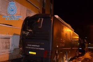 El autobús del equipo ciclista una vez sofocado el fuego.